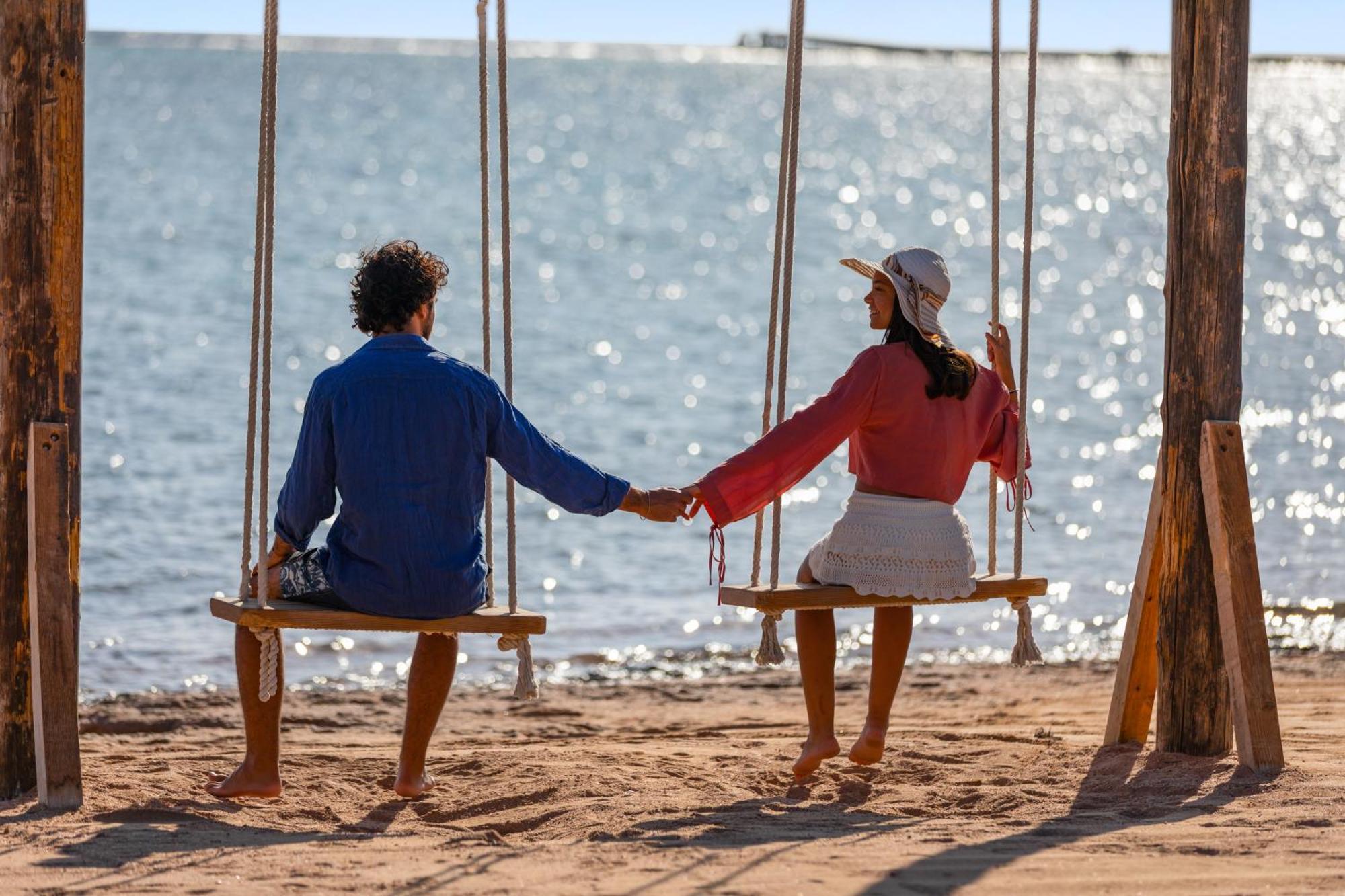 Hotel Royal Albatros Moderna - Families and couples only à Charm el-Cheikh Extérieur photo A couple holding hands on a swing