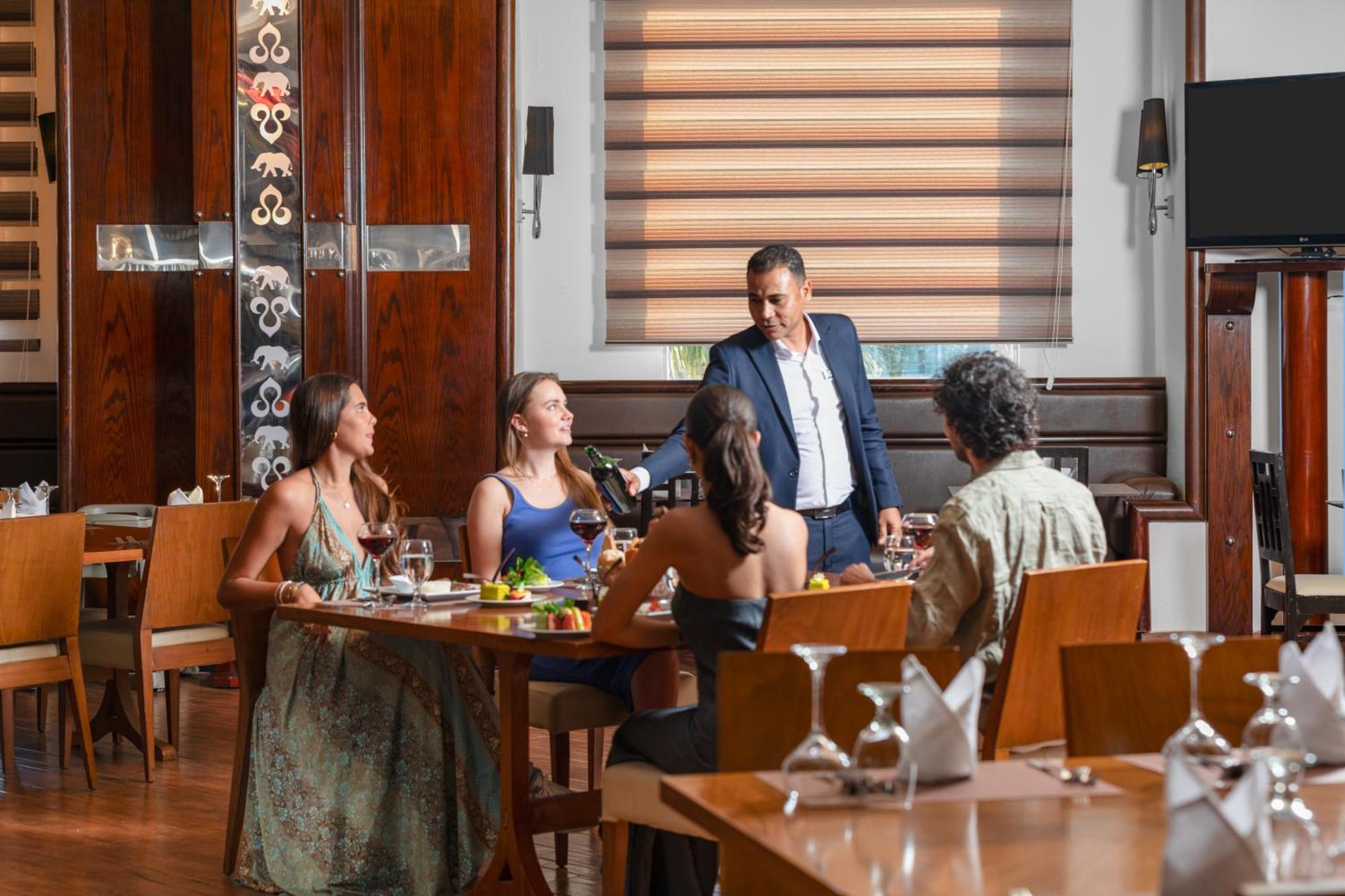 Hotel Royal Albatros Moderna - Families and couples only à Charm el-Cheikh Extérieur photo A restaurant in the Maldives