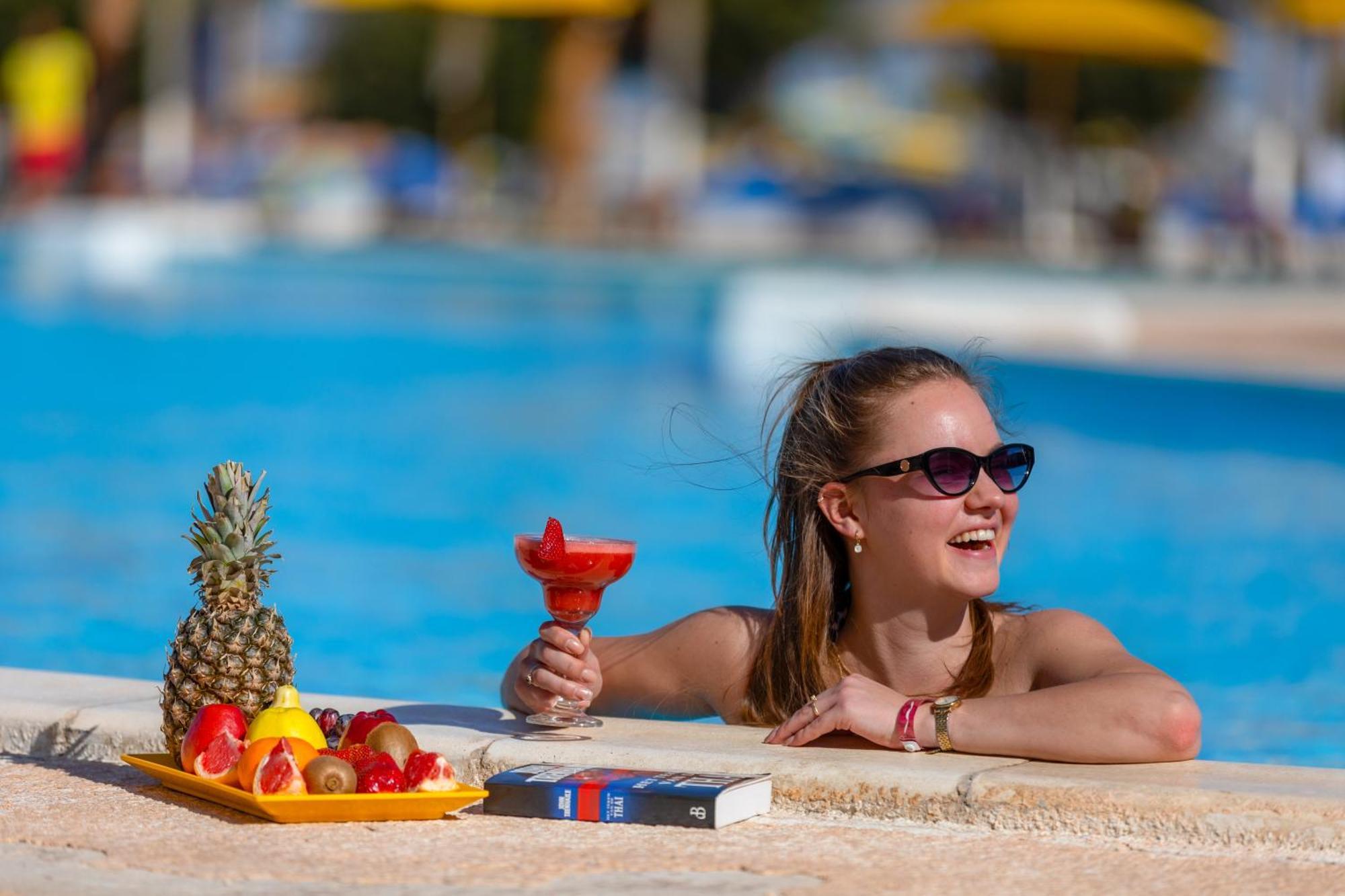 Hotel Royal Albatros Moderna - Families and couples only à Charm el-Cheikh Extérieur photo A woman wearing sunglasses