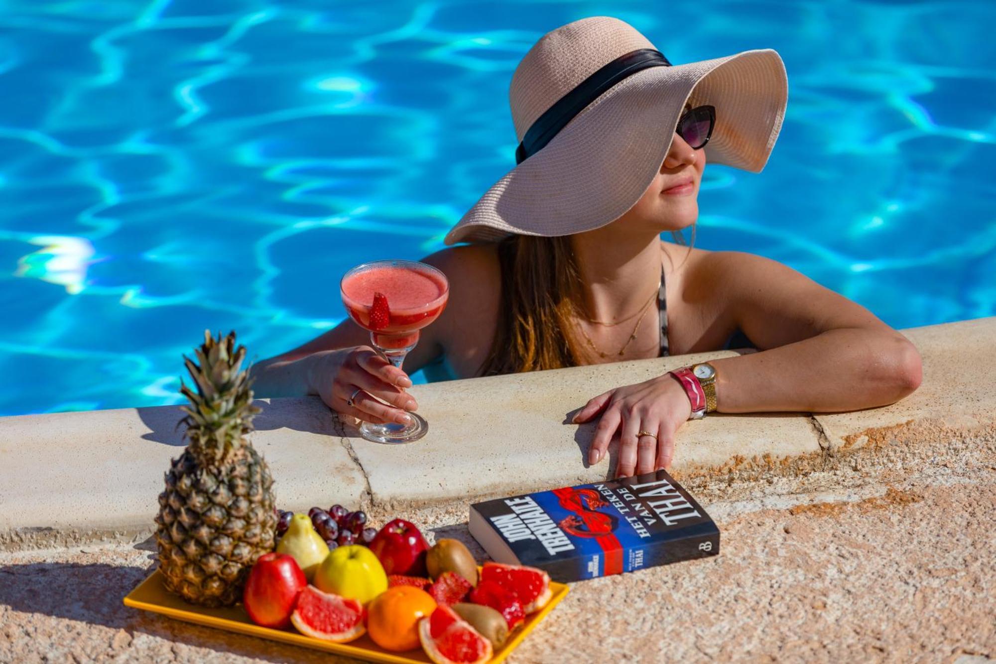 Hotel Royal Albatros Moderna - Families and couples only à Charm el-Cheikh Extérieur photo A woman wearing a hat