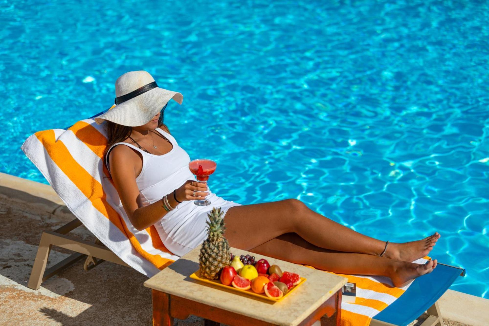 Hotel Royal Albatros Moderna - Families and couples only à Charm el-Cheikh Extérieur photo A woman sunbathing