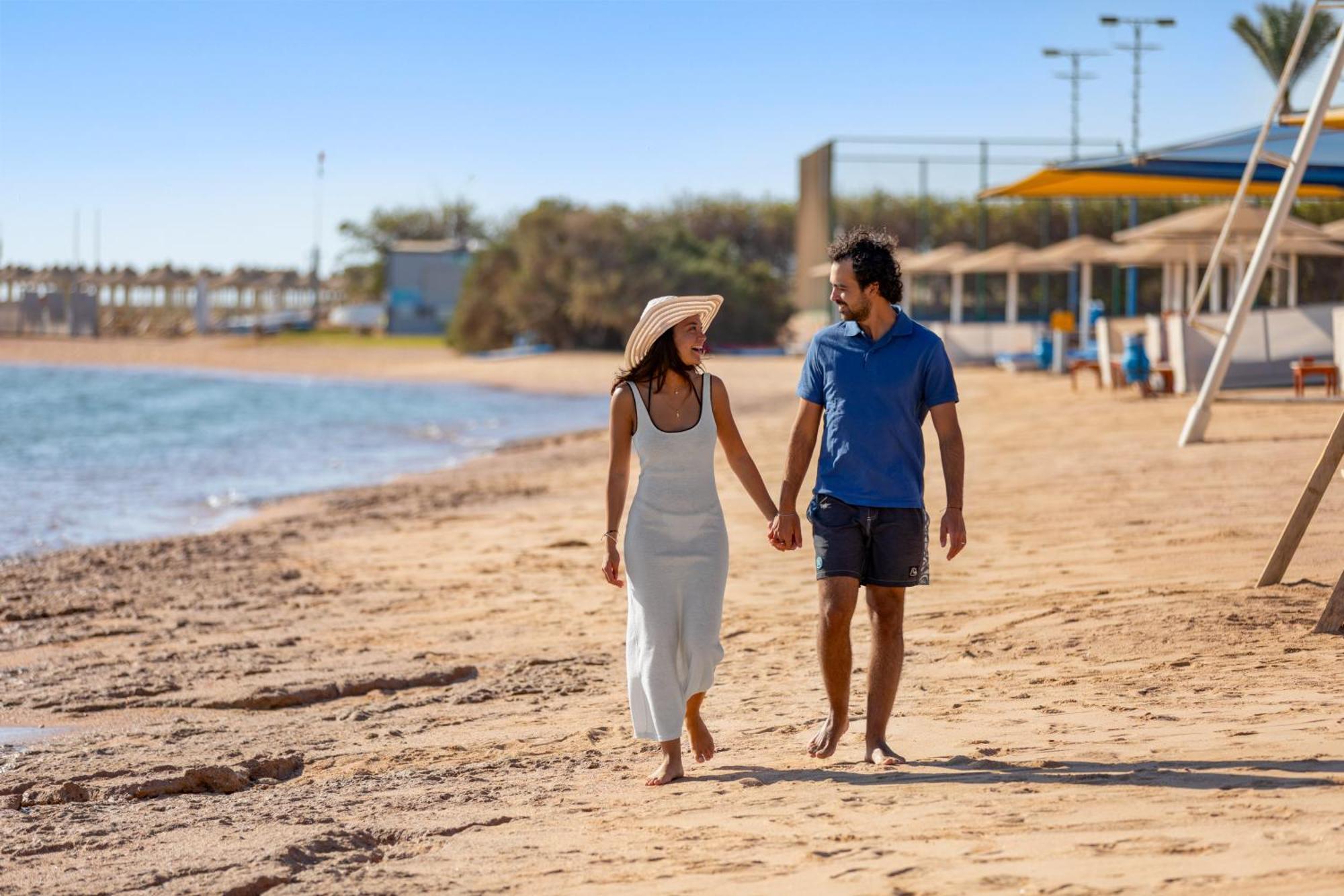Hotel Royal Albatros Moderna - Families and couples only à Charm el-Cheikh Extérieur photo Tourists on the beach