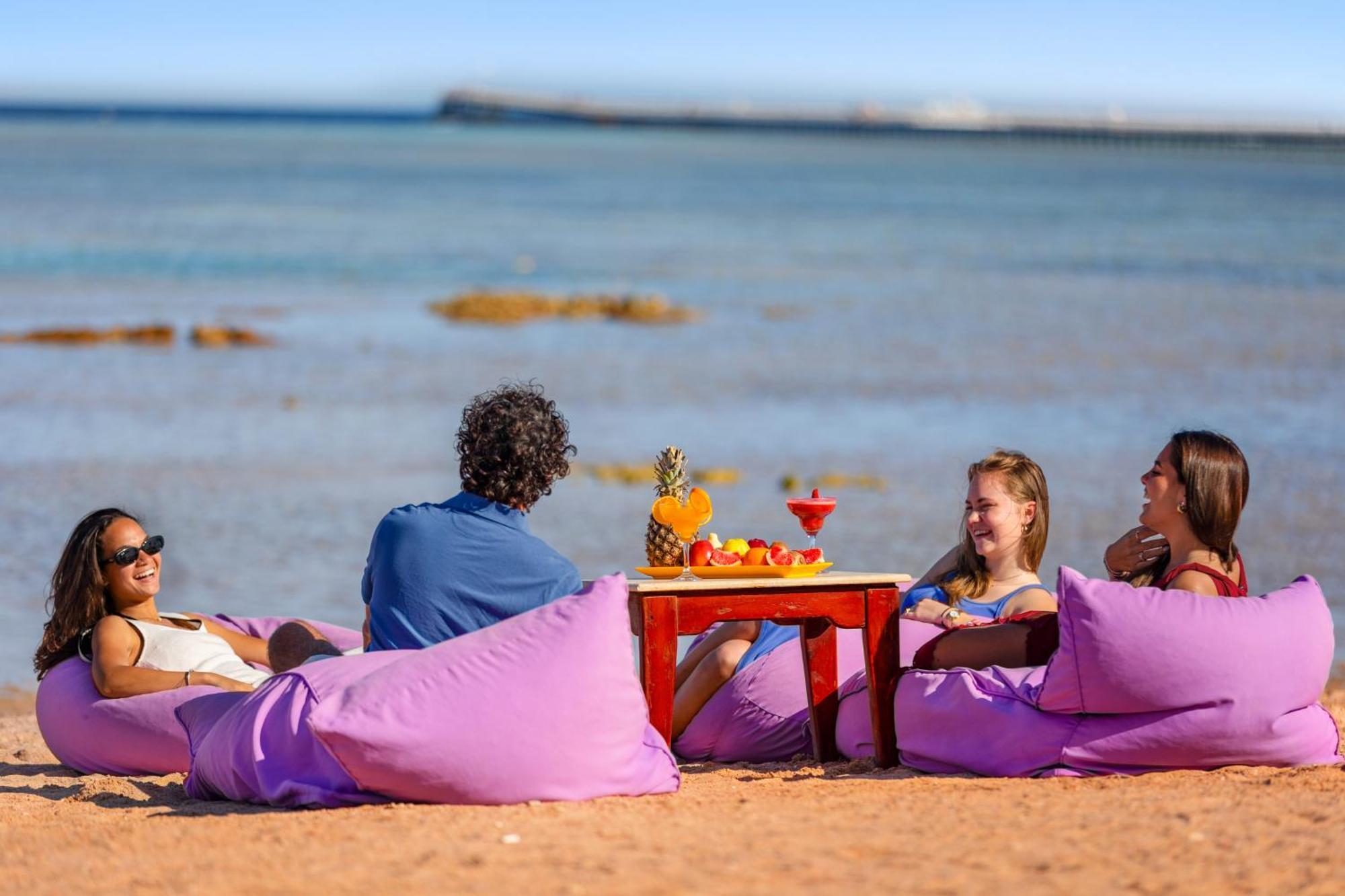 Hotel Royal Albatros Moderna - Families and couples only à Charm el-Cheikh Extérieur photo Tourists on the beach of El Alamein