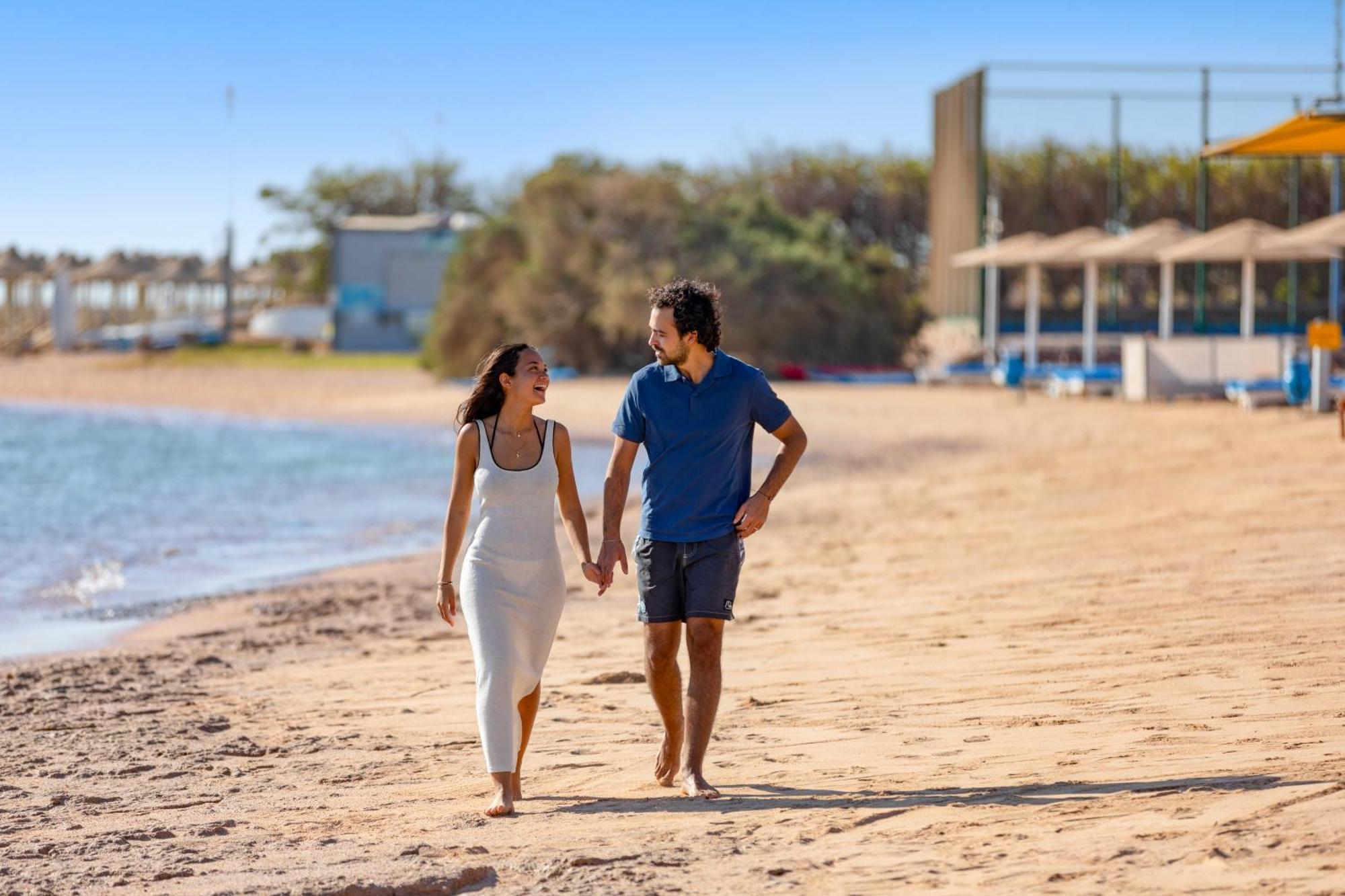 Hotel Royal Albatros Moderna - Families and couples only à Charm el-Cheikh Extérieur photo A couple walking on the beach