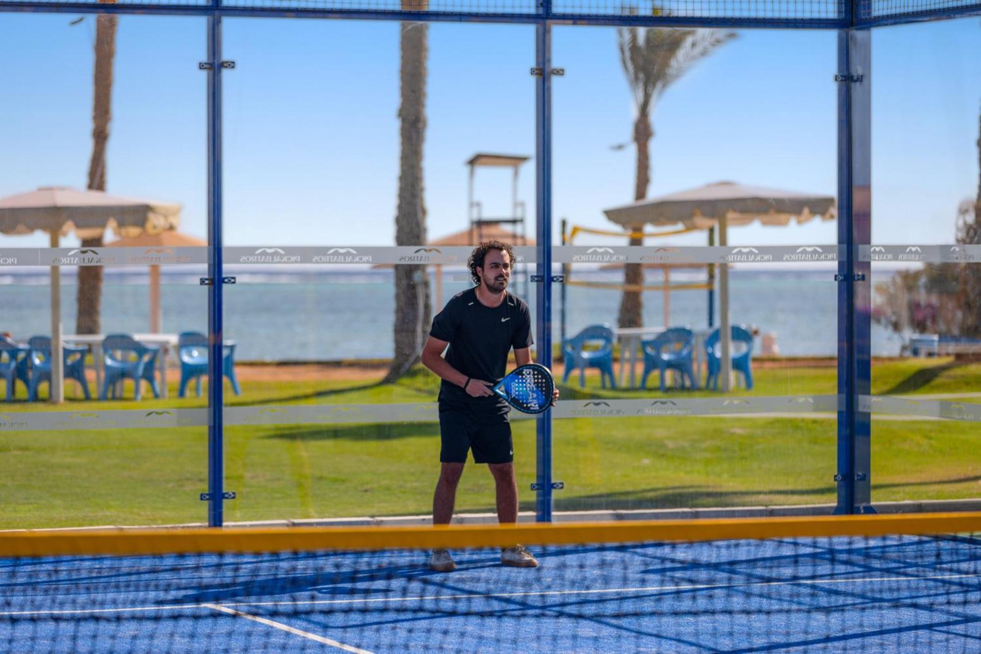 Hotel Royal Albatros Moderna - Families and couples only à Charm el-Cheikh Extérieur photo A player waiting for the serve