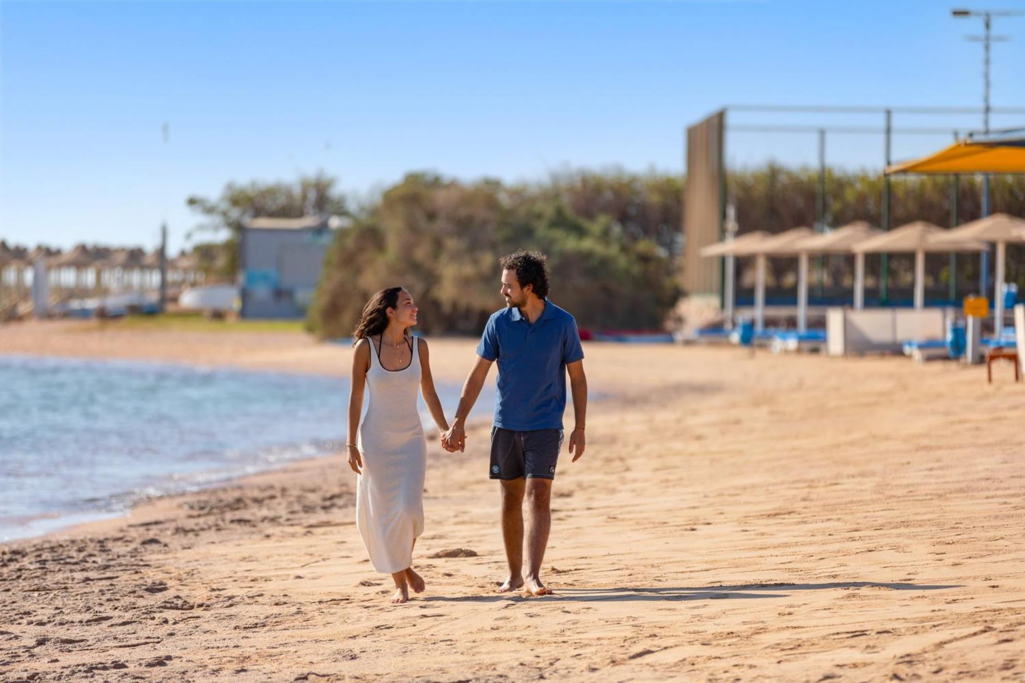 Hotel Royal Albatros Moderna - Families and couples only à Charm el-Cheikh Extérieur photo Tourists on the beach