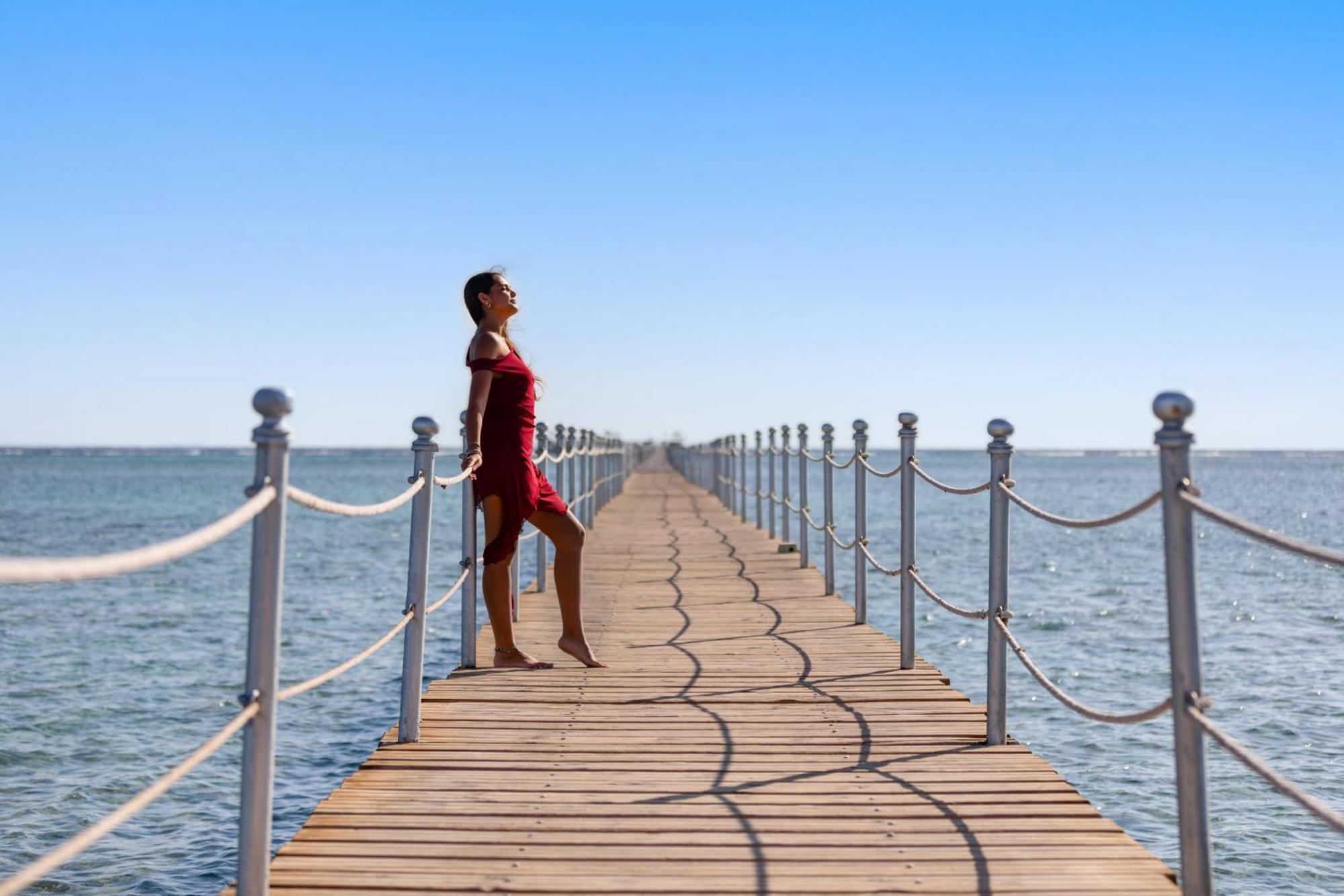 Hotel Royal Albatros Moderna - Families and couples only à Charm el-Cheikh Extérieur photo A woman on a pier