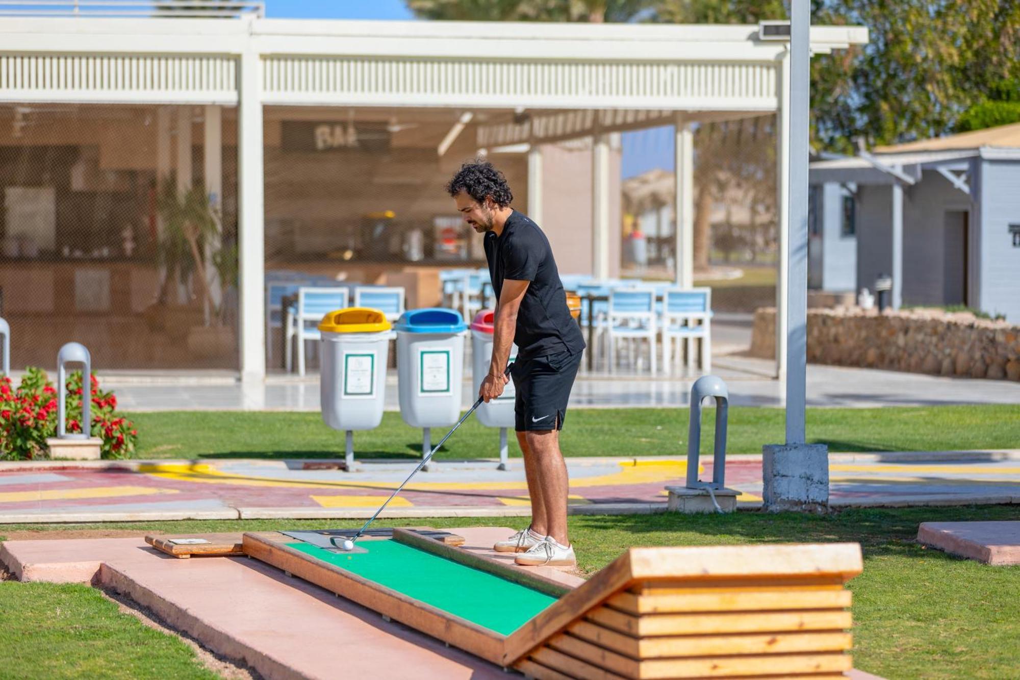 Hotel Royal Albatros Moderna - Families and couples only à Charm el-Cheikh Extérieur photo A man playing mini golf