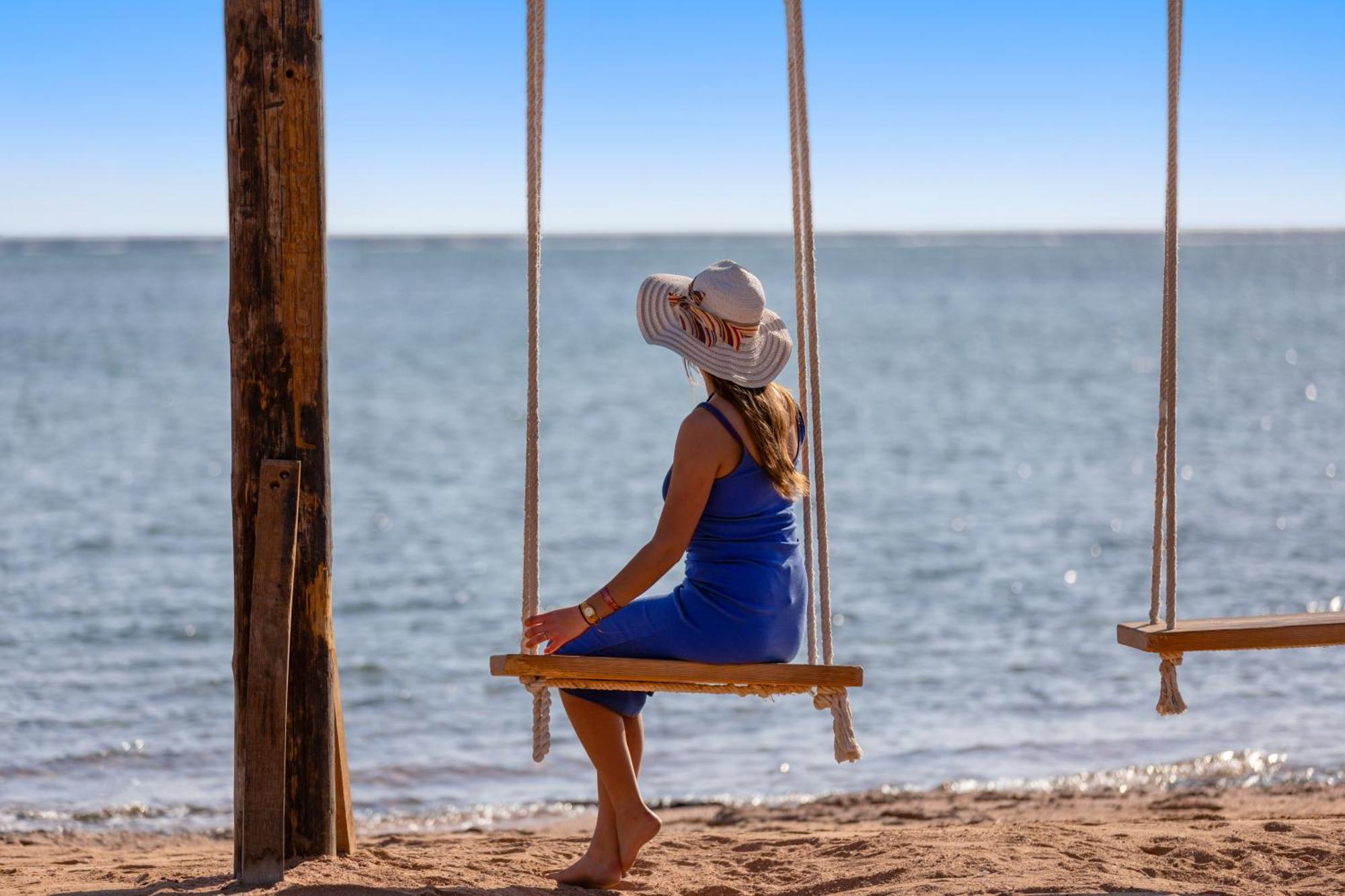 Hotel Royal Albatros Moderna - Families and couples only à Charm el-Cheikh Extérieur photo A woman on a swing at the beach
